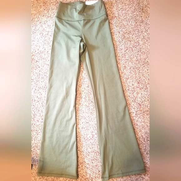 NWT American Eagle The Everything Flare Size S Regular Leggings - Picture 2 of 3